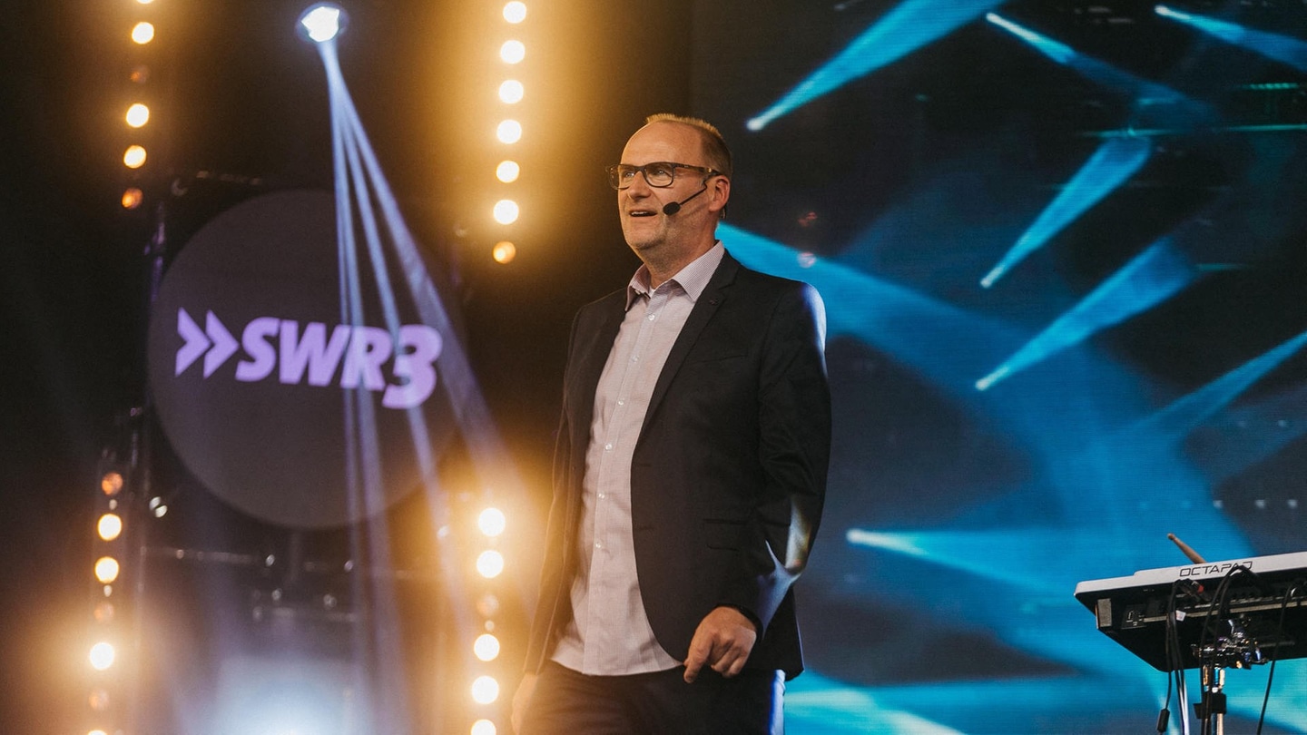 Comedian Andreas Müller auf einer Bühne. (Foto: SWR3)