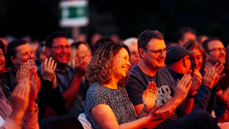 Besucherin beim SWR3 Comedy Festival 2022 (Foto: SWR, Niko Neithardt)