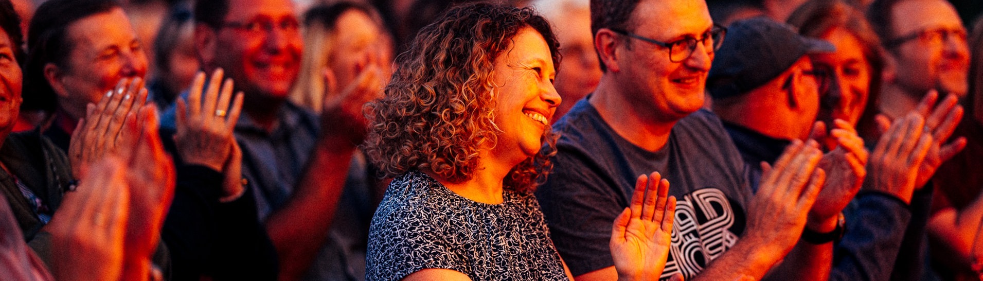 Besucherin beim SWR3 Comedy Festival 2022 (Foto: SWR, Niko Neithardt)