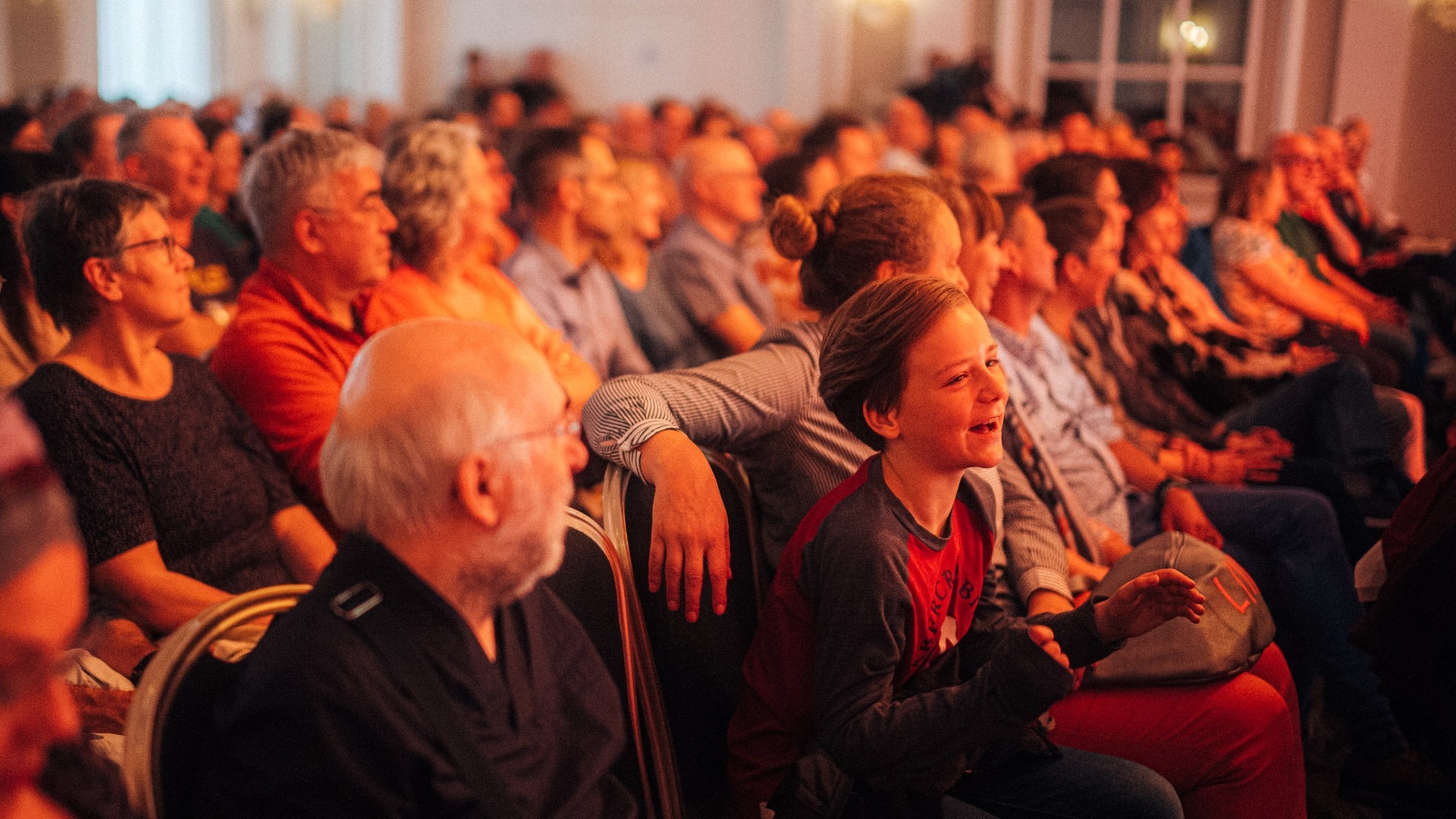 Foto: SWR3, Adrian Walter Eva Karl Faltermeier beim SWR3 Comedy Festival 2023 (Foto: SWR3, Adrian Walter)
