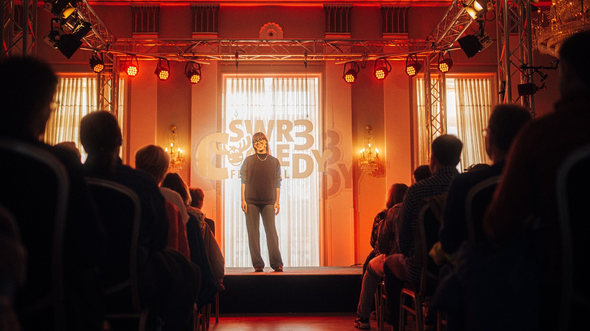 Foto: SWR3, Adrian Walter Eva Karl Faltermeier beim SWR3 Comedy Festival 2023 (Foto: SWR3, Adrian Walter)