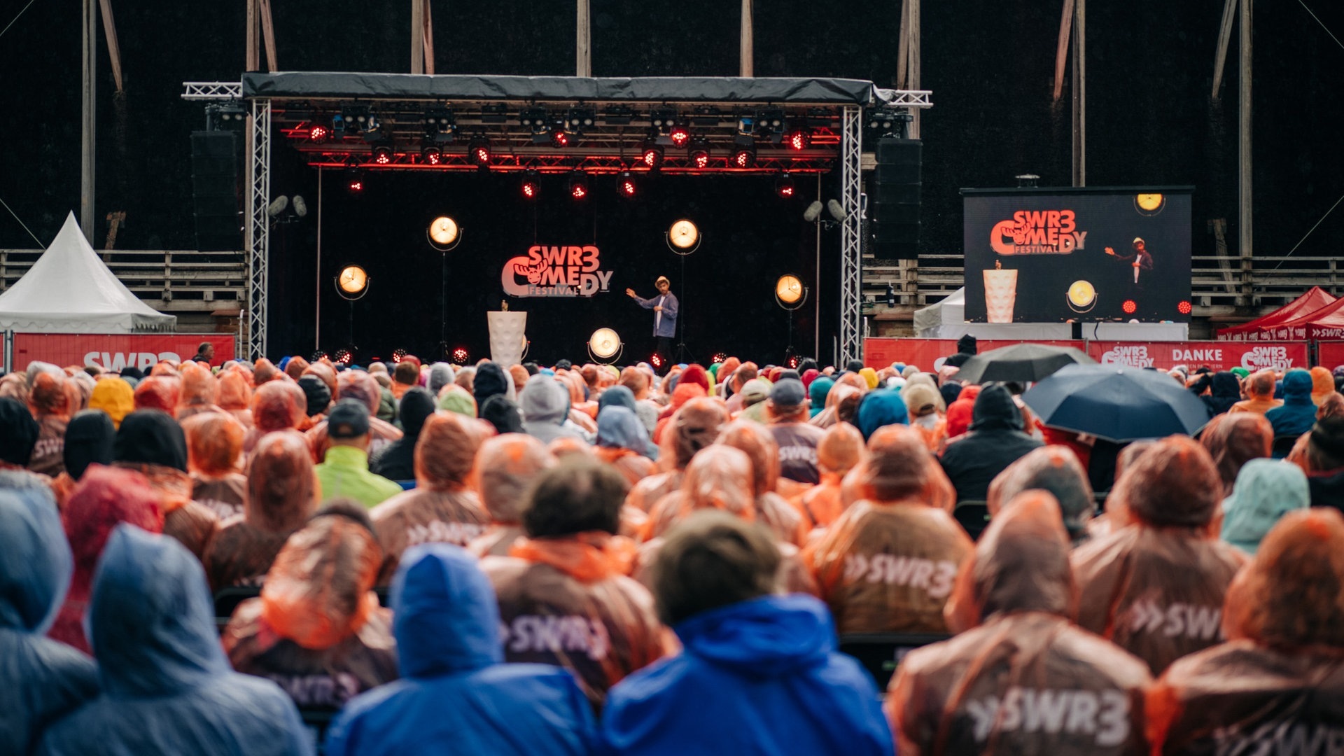 Foto: SWR3, Niko Neithardt Comedian Tim Poschmann beim SWR3 Comedy Festival 2023 (Foto: SWR3, Niko Neithardt)
