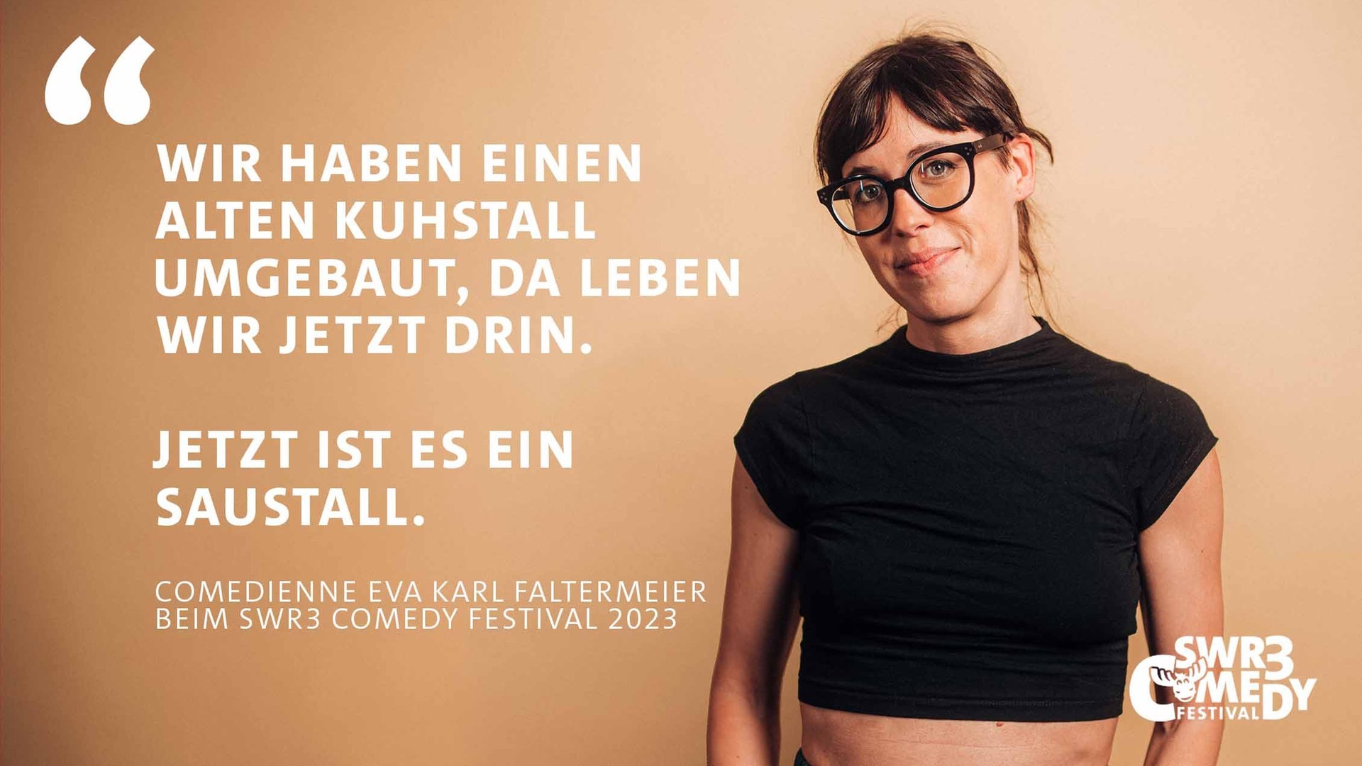 Foto: SWR3, Lea Kerpacs Auf hellbraunem Hintergrund ist ein Zitat von Eva Karl Faltermeier beim SWR3 Comedy Festival zu lesen: "Wir haben einen alten Kuhstall umgebaut, da wohnen wir jetzt drin. Jetzt ist es ein Saustall." Die Comiedienne ist rechts auf dem Bild zu sehen. (Foto: SWR3, Lea Kerpacs)