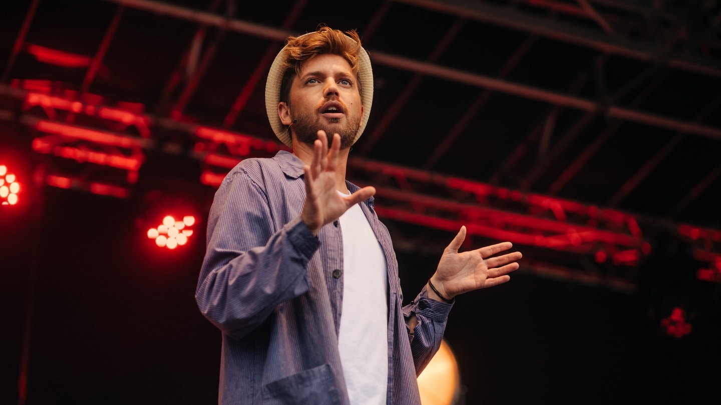 Comedian Tim Poschmann beim SWR3 Comedy Festival 2023