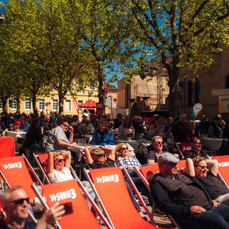 Besucher beim SWR3 Comedy Festival 2024 in Bad Dürkheim