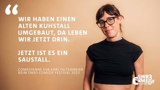 Auf hellbraunem Hintergrund ist ein Zitat von Eva Karl Faltermeier beim SWR3 Comedy Festival zu lesen: "Wir haben einen alten Kuhstall umgebaut, da wohnen wir jetzt drin. Jetzt ist es ein Saustall." Die Comiedienne ist rechts auf dem Bild zu sehen. (Foto: SWR3, Lea Hufnagel) Auf hellbraunem Hintergrund ist ein Zitat von Eva Karl Faltermeier beim SWR3 Comedy Festival zu lesen: "Wir haben einen alten Kuhstall umgebaut, da wohnen wir jetzt drin. Jetzt ist es ein Saustall." Die Comiedienne ist rechts auf dem Bild zu sehen.