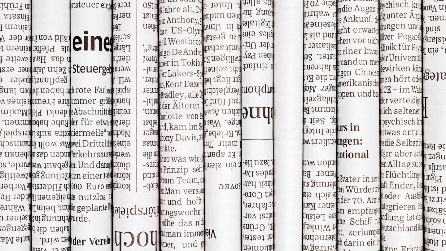 Ein Stapel Zeitungen in schwarzweiß (Foto: picture-alliance / Reportdienste, picture alliance / Zoonar | Marcus Friedrich)