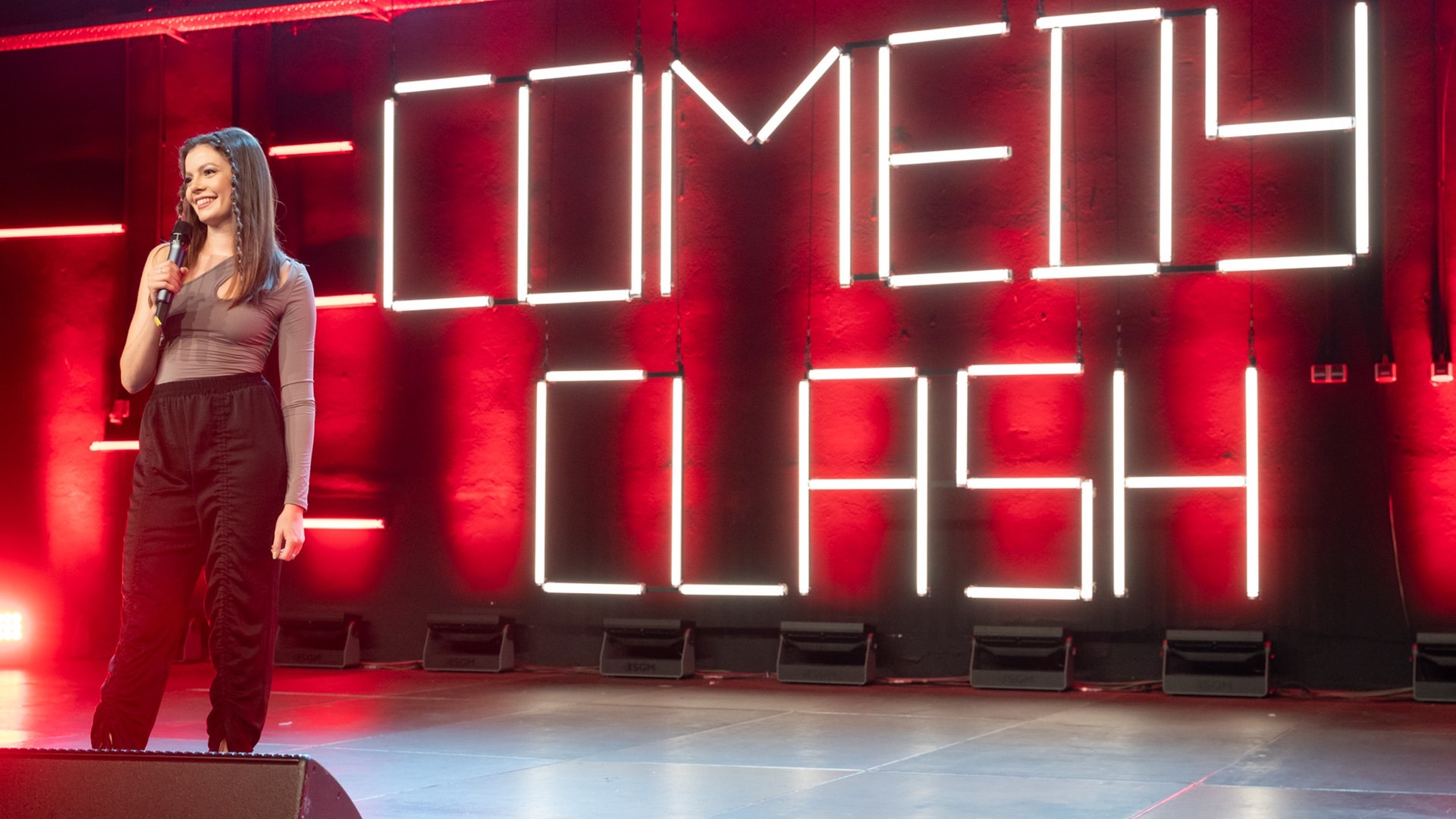 Maria auf der Bühne beim Comedy Clash (Foto: SWR3)