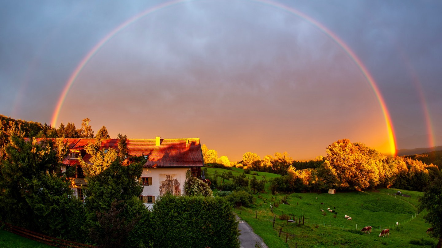 Foto: picture-alliance / Reportdienste, R4223 Goldmann Nach ergiebigem Regen zeigt sich in der Abendsonne ein Regenbogen über dem Staffelsee bei Murnau (Foto: picture-alliance / Reportdienste, R4223 Goldmann)