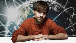 Sebastian Lehmann vor Weltkugel