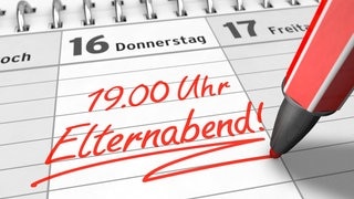 In Rot steht der Termin für den Elternabend im Kalender – der Horror für Eltern, die Kinder in der Schule haben (Foto: Adobe Stock, bluedesign) In Rot steht der Termin für den Elternabend im Kalender – der Horror für Eltern, die Kinder in der Schule haben