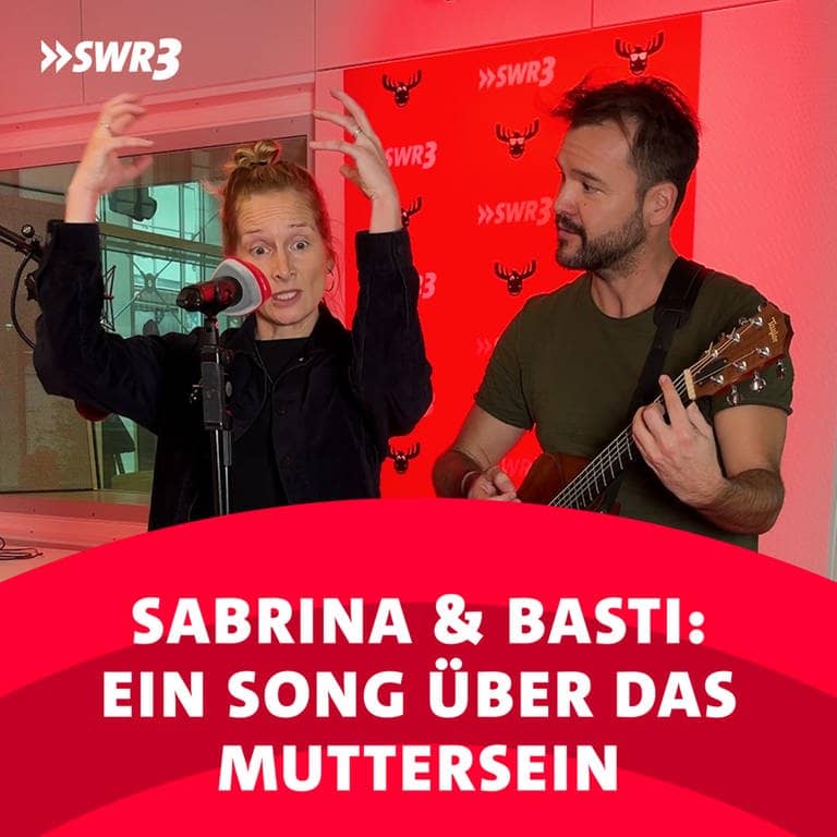 Sabrina Kemmer am Mikrofon und Basti Müller mit Gitare im SWR3 Studio, darunter Text „Sabrina & Basti: ein Song über das Mutter-sein“