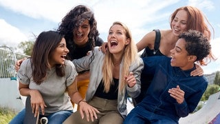 Eine Gruppe von Freundinnen lacht zusammen.