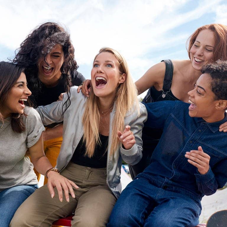 Eine Gruppe von Freundinnen lacht zusammen. (Foto: IMAGO, Shotshop)