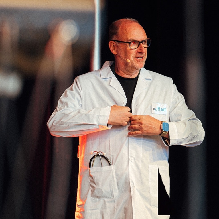 Andreas Müller mit den Tierdocs auf der Bühne beim Comedy Festival