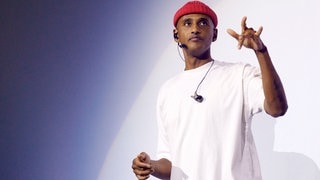 Comedian Teddy Tedros Teclebrhan bei einer Show in der Lanxess-Arena Köln.