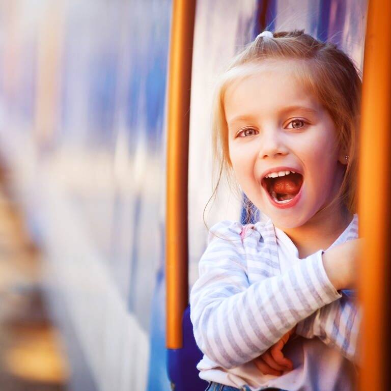 Ein Mädchen schaut aus einem Zug und hat den Mund offen (Foto: Adobe Stock, Ievgen Skrypko)