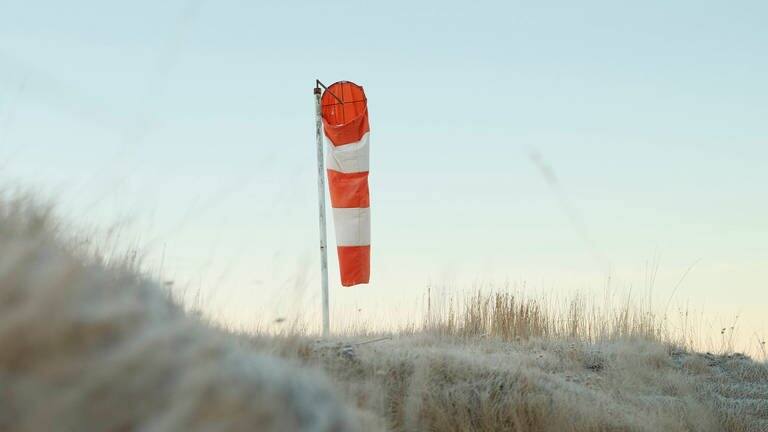 Windsack an der Küste (Foto: IMAGO, IMAGO / Cavan Images)