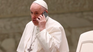 Papst am Handy