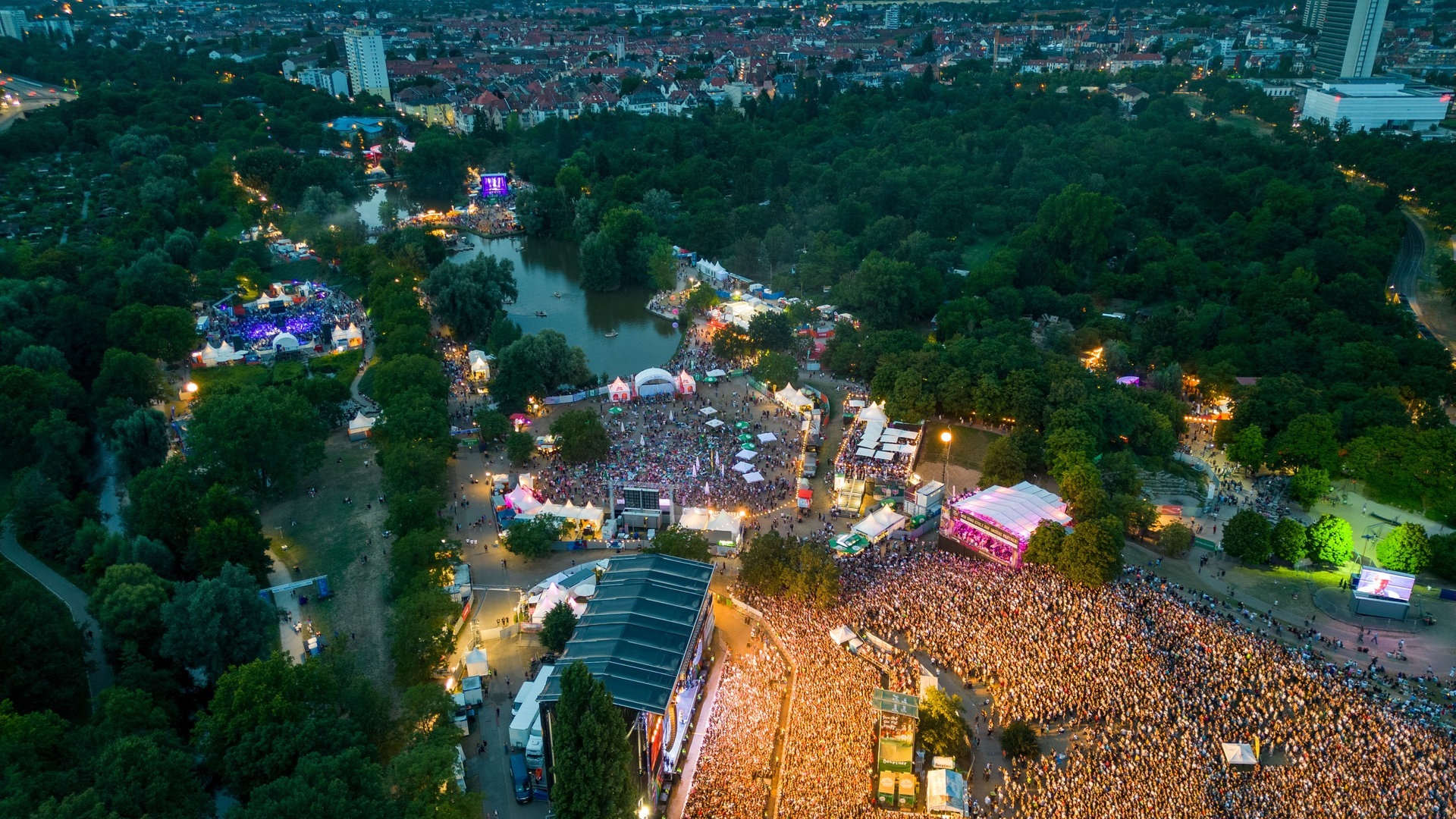 Foto: SWR, Ferdinand Vögele Drohnenbild: Die Bühnen bei „Das Fest 2023“ in Karlsruhe von oben mit Blick auf Karlsruhe. (Foto: SWR, Ferdinand Vögele)