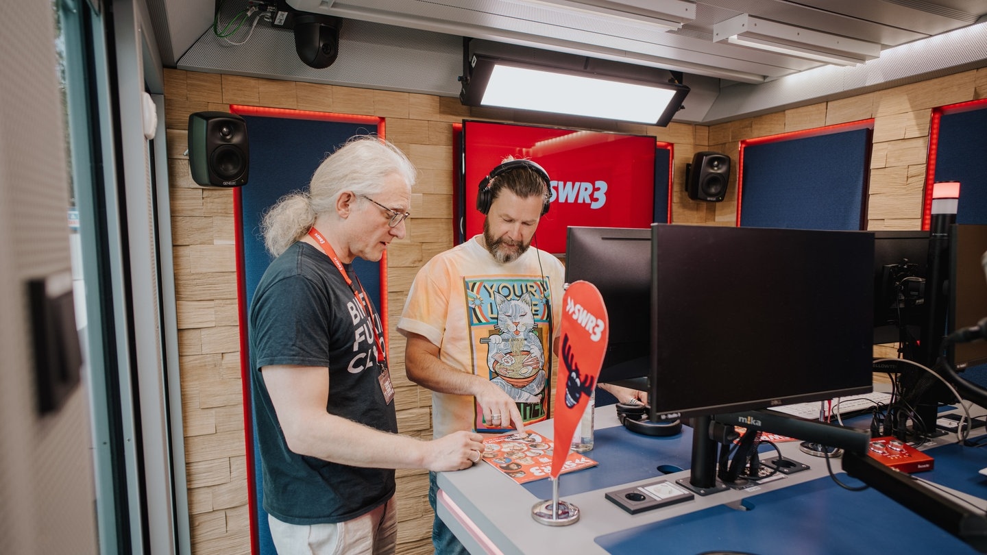 Foto: SWR3, Ronny Zimmermann Rea Garvey ist bei Das Fest in Karlsruhe beim SWR3-Interview mit Musik-Redakteur Matthias Kugler (Foto: SWR3, Ronny Zimmermann)