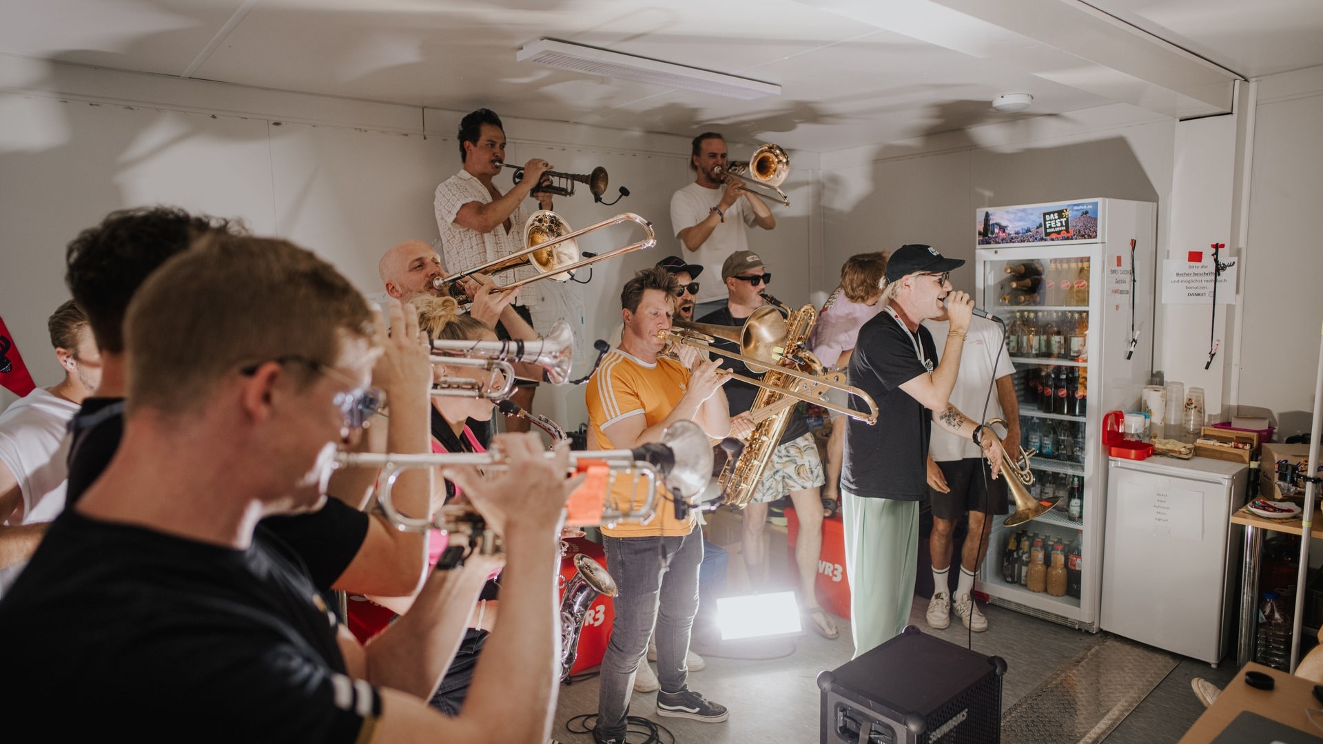 Foto: SWR3, Ronny Zimmermann Die 13-köpfige Band Querbeat stürmt den SWR3-Container und spielt ein exklusives Konzert (Foto: SWR3, Ronny Zimmermann)
