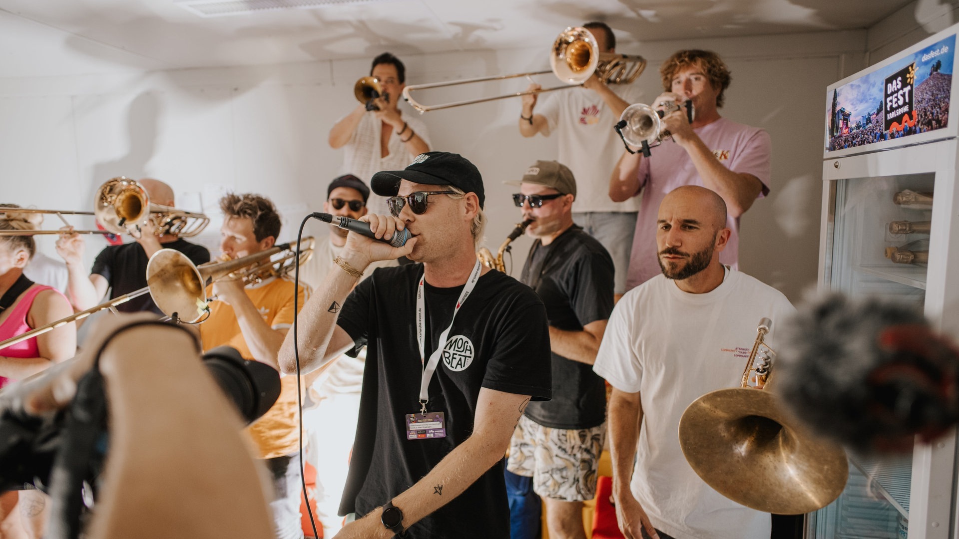 Foto: SWR3, Ronny Zimmermann Die 13-köpfige Band Querbeat stürmt den SWR3-Container und spielt ein exklusives Konzert (Foto: SWR3, Ronny Zimmermann)