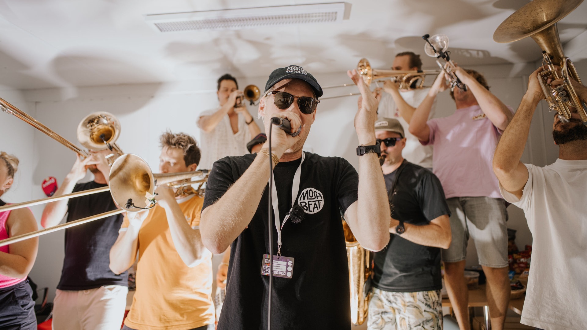 Foto: SWR3, Ronny Zimmermann Die 13-köpfige Band Querbeat stürmt den SWR3-Container und spielt ein exklusives Konzert (Foto: SWR3, Ronny Zimmermann)