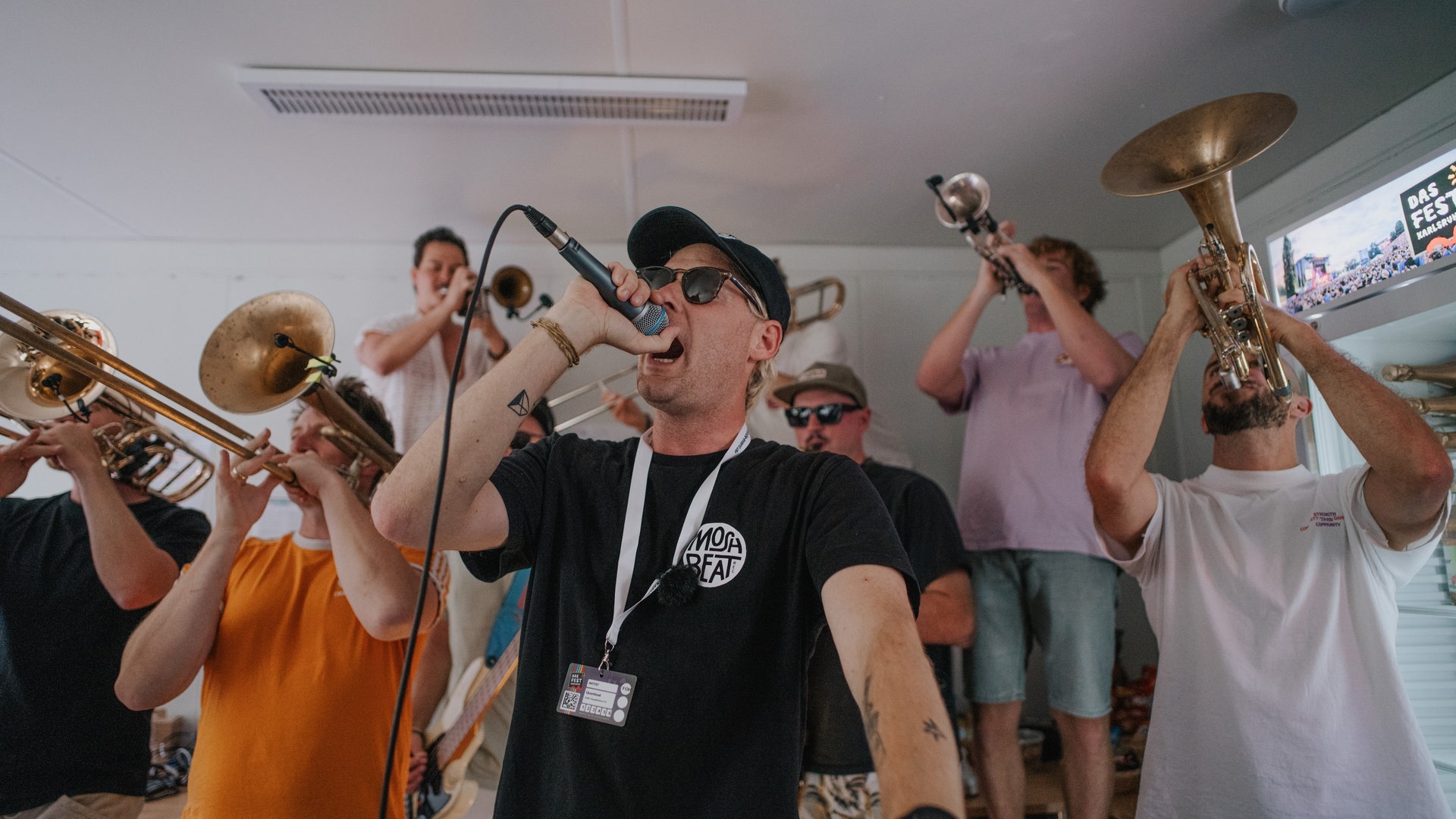 Foto: SWR3, Ronny Zimmermann Die 13-köpfige Band Querbeat stürmt den SWR3-Container und spielt ein exklusives Konzert (Foto: SWR3, Ronny Zimmermann)