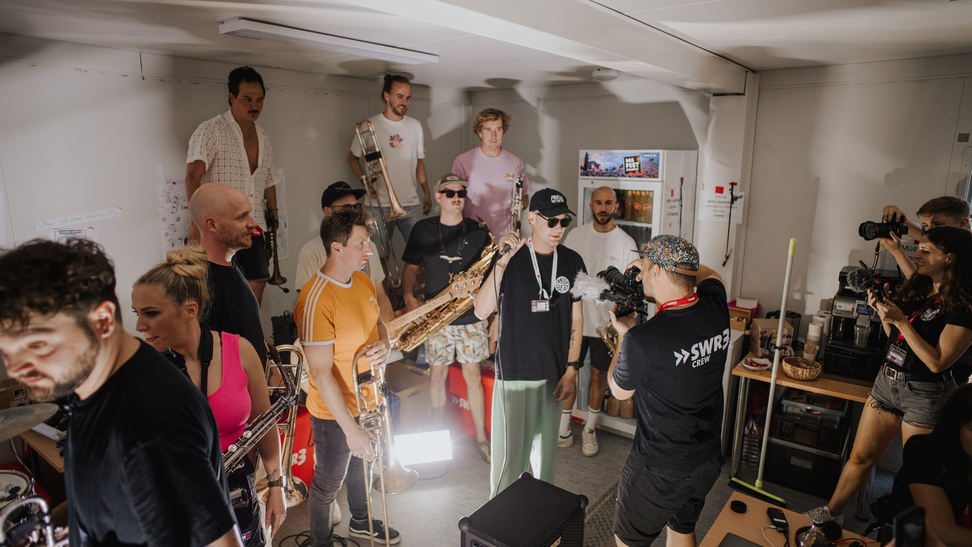 Foto: SWR3, Ronny Zimmermann Die 13-köpfige Band Querbeat stürmt den SWR3-Container und spielt ein exklusives Konzert (Foto: SWR3, Ronny Zimmermann)