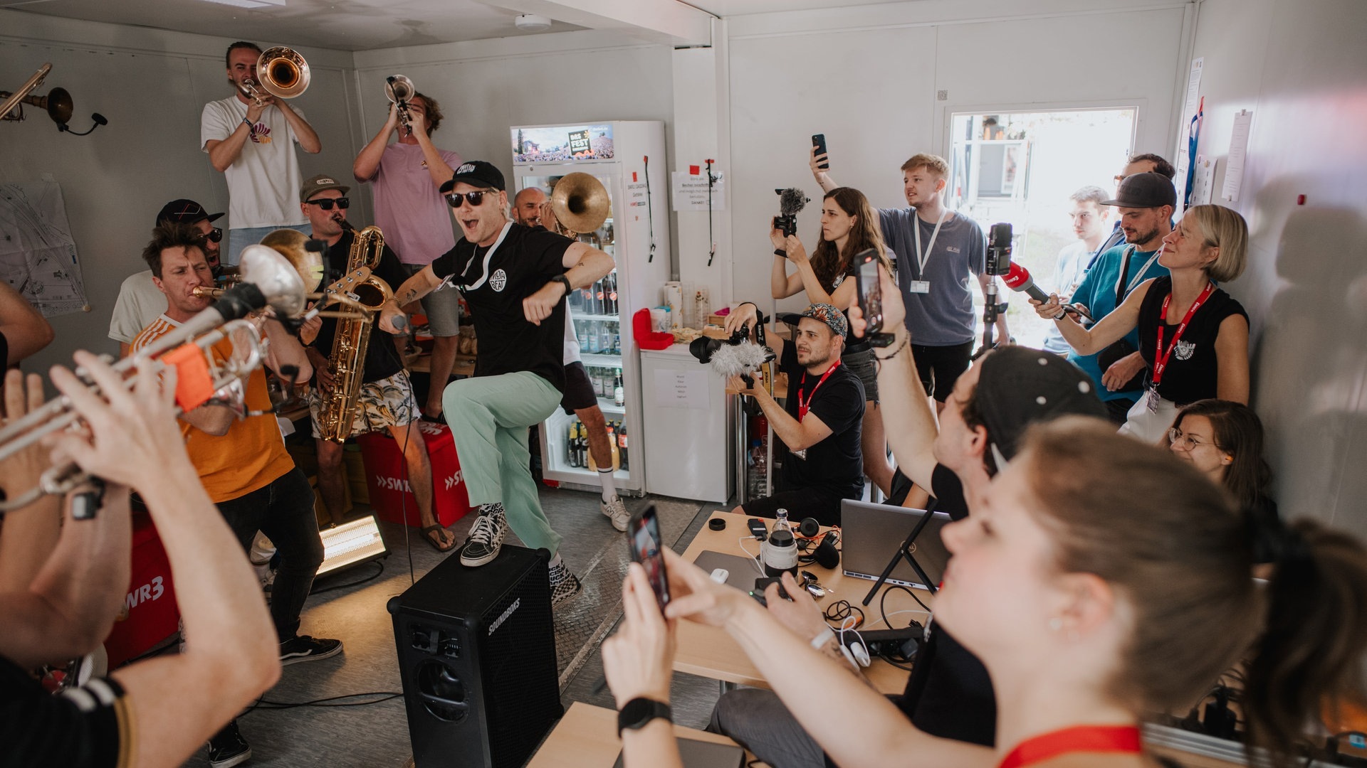 Foto: SWR3, Ronny Zimmermann Die 13-köpfige Band Querbeat stürmt den SWR3-Container und spielt ein exklusives Konzert (Foto: SWR3, Ronny Zimmermann)