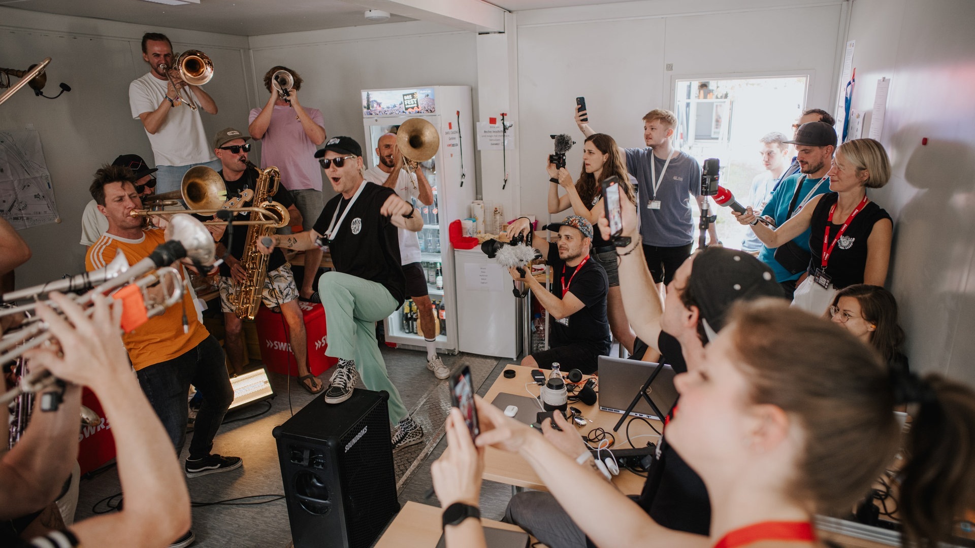 Foto: SWR3, Ronny Zimmermann Die 13-köpfige Band Querbeat stürmt den SWR3-Container und spielt ein exklusives Konzert (Foto: SWR3, Ronny Zimmermann)