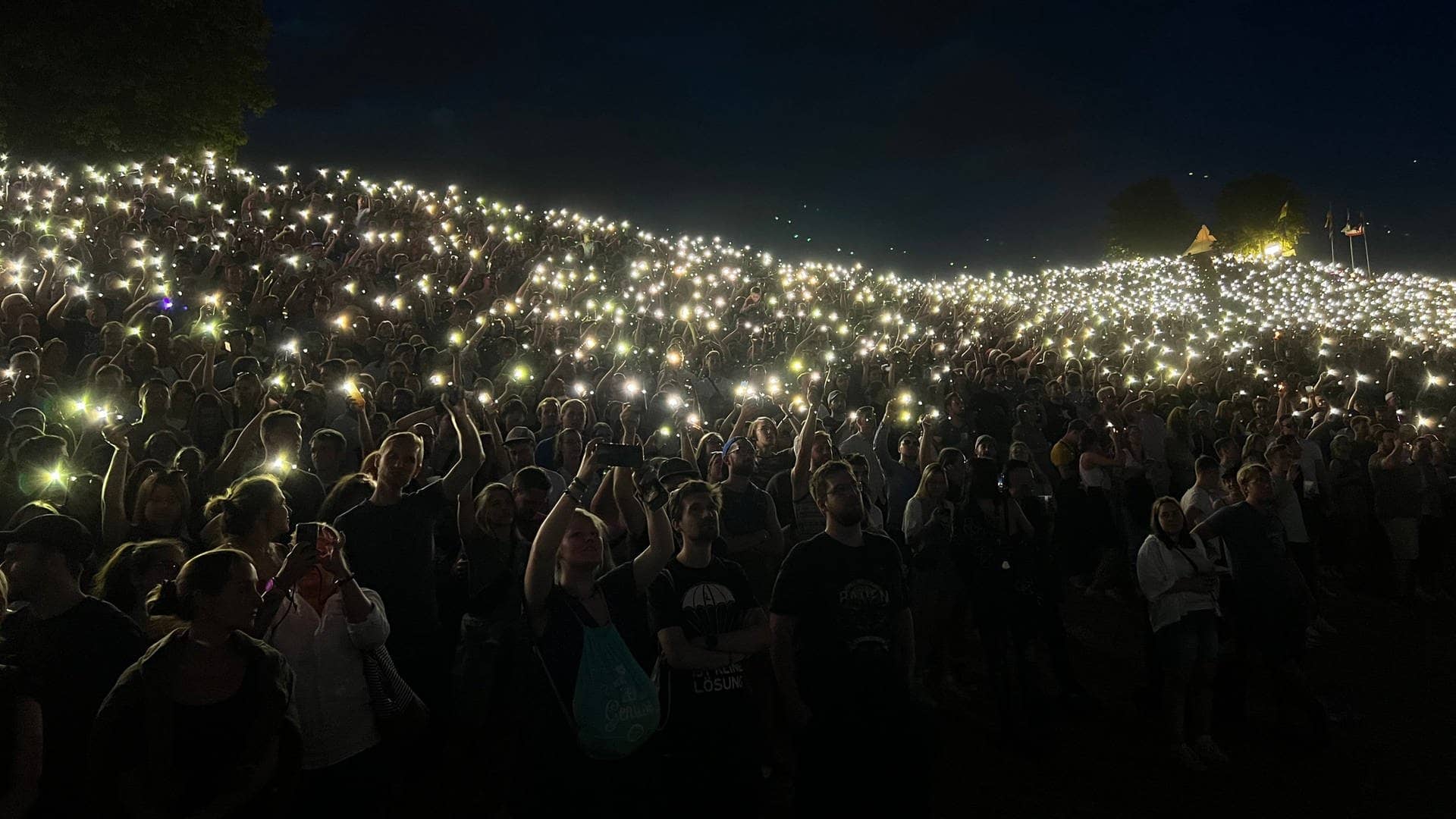 Der Hügel bei Das Fest in Karlsruhe leuchtet in der Nacht so wunderschön dank der vielen Menschen mit ihren Handylichtern (Foto: SWR3, Marcel Bihl)