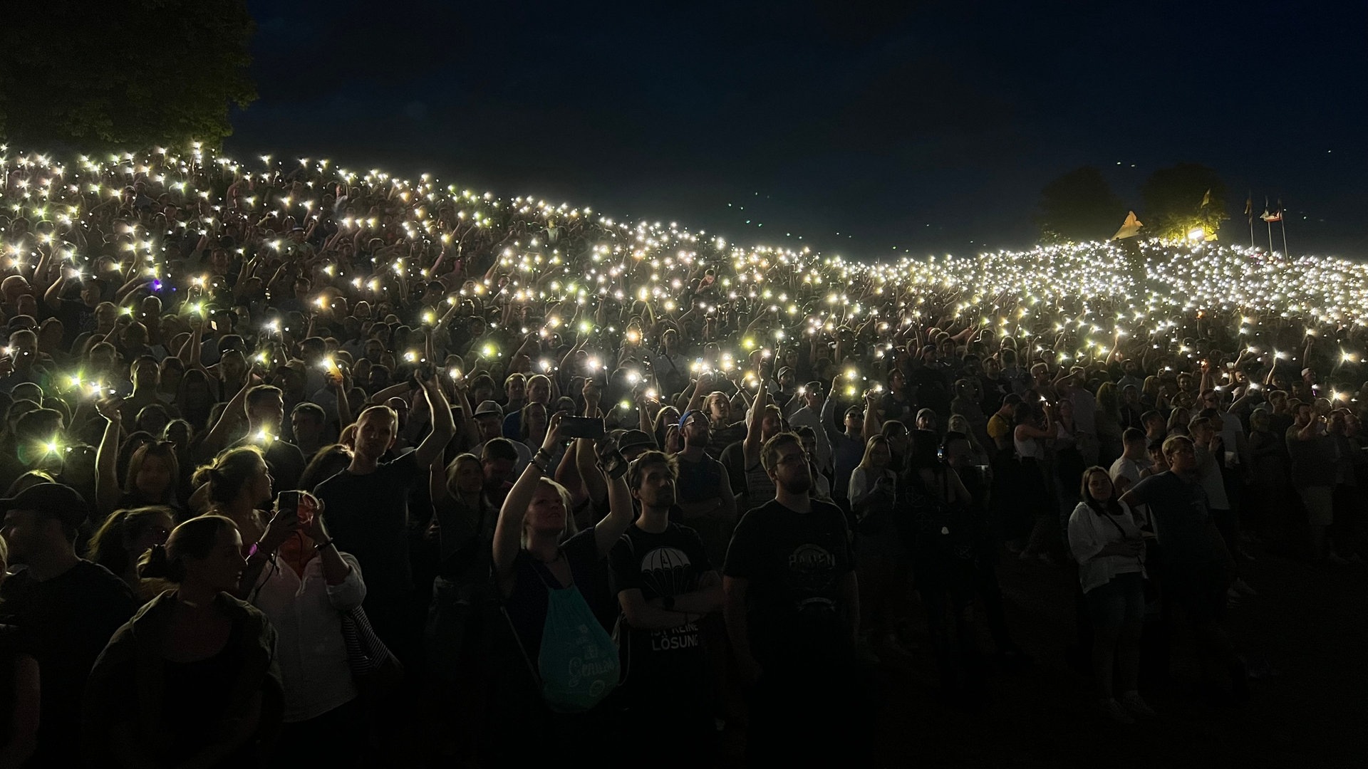 Foto: SWR3, Marcel Bihl Der Hügel bei Das Fest in Karlsruhe leuchtet in der Nacht so wunderschön dank der vielen Menschen mit ihren Handylichtern (Foto: SWR3, Marcel Bihl)