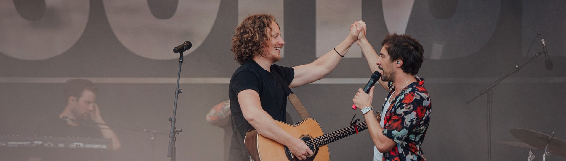 Michael Schulte und Max Giesinger klatschen sich auf der Bühne ab. (Foto: SWR3, Ronny Zimmermann)