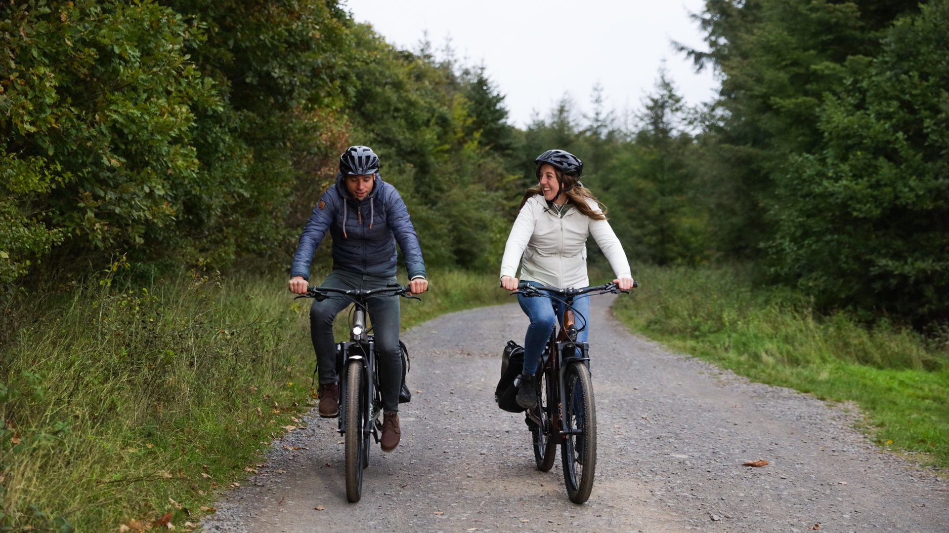 Foto: Pressefotos HoheAcht/Technibike Mann und Frau fahren HoheAcht-E-Bikes (Foto: Pressefotos HoheAcht/Technibike)
