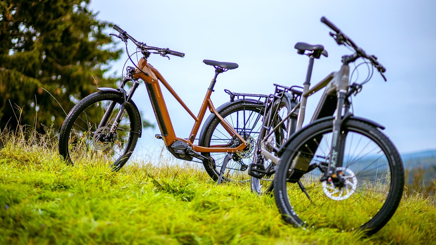 Foto: Pressefotos HoheAcht/Technibike Mann und Frau fahren HoheAcht-E-Bikes (Foto: Pressefotos HoheAcht/Technibike)