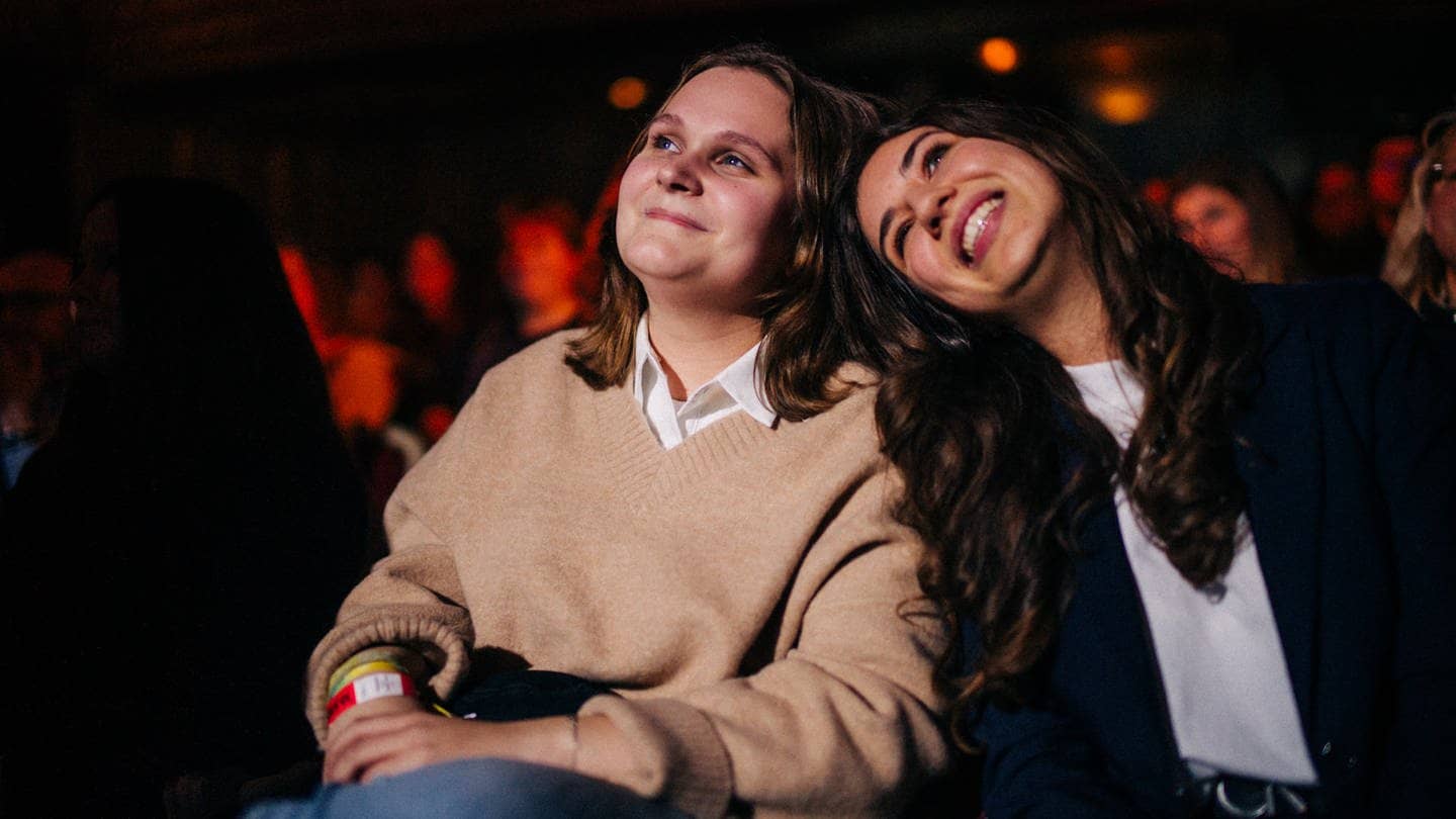 Zwei junge Frauen sitzen in einem Theatersaal und lächeln glücklich (Foto: SWR3, SWR3/Niko Neithardt)