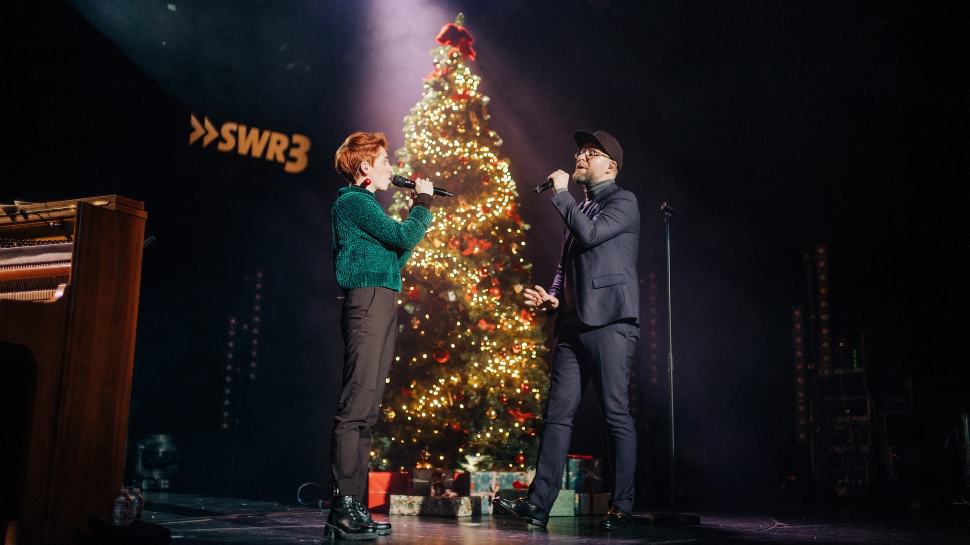 Foto: SWR3, SWR3/Niko Neithardt Anny Ogrezeanu, Gewinnerin der 12. Staffel "The Voice of Germany" mit Mark Forster, singend auf der Bühne vor beleuchtetem Weihnachtsbaum (Foto: SWR3, SWR3/Niko Neithardt)