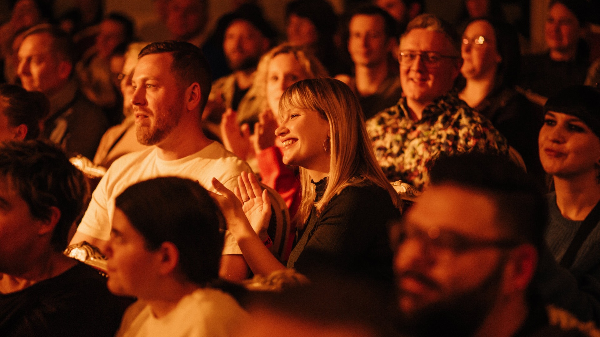 Foto: SWR3, SWR3/Niko Neithardt Publikum beim Konzert, junge Frau strahlt und die Menschen klatschen (Foto: SWR3, SWR3/Niko Neithardt)