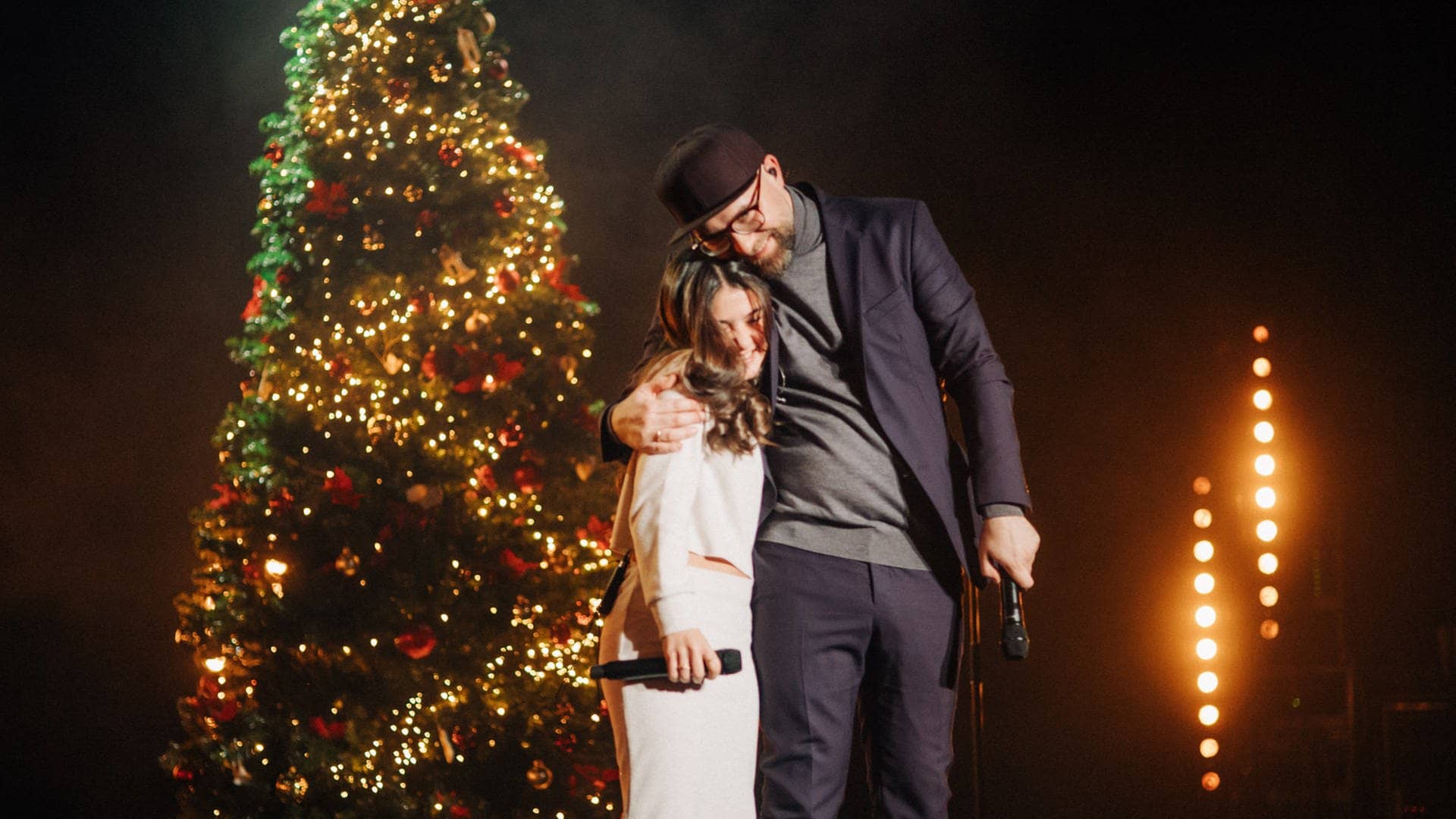 Annisa und Mark Forster auf der Bühne vor einem Weihnachtsbaum, die beiden umarmen sich und sehen glücklich aus (Foto: SWR3, SWR3/Niko Neithardt)