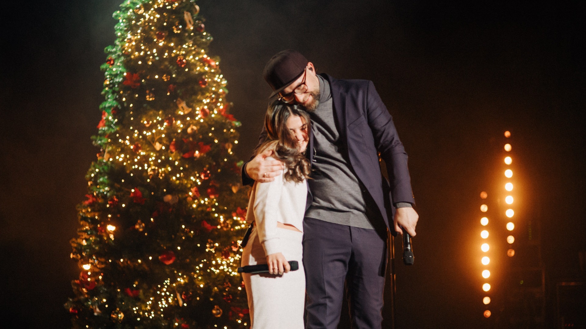 Foto: SWR3, SWR3/Niko Neithardt Annisa und Mark Forster auf der Bühne vor einem Weihnachtsbaum, die beiden umarmen sich und sehen glücklich aus (Foto: SWR3, SWR3/Niko Neithardt)