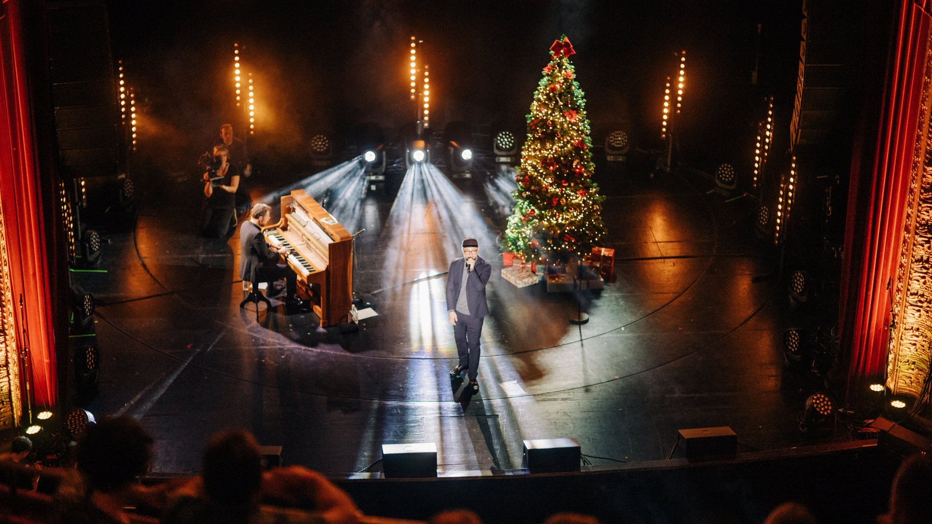 Foto: SWR3, SWR3/Niko Neithardt Theater in Baden-Baden mit Mark Forster im Scheinwerferlicht, Blick von oben auf die Bühne (Foto: SWR3, SWR3/Niko Neithardt)