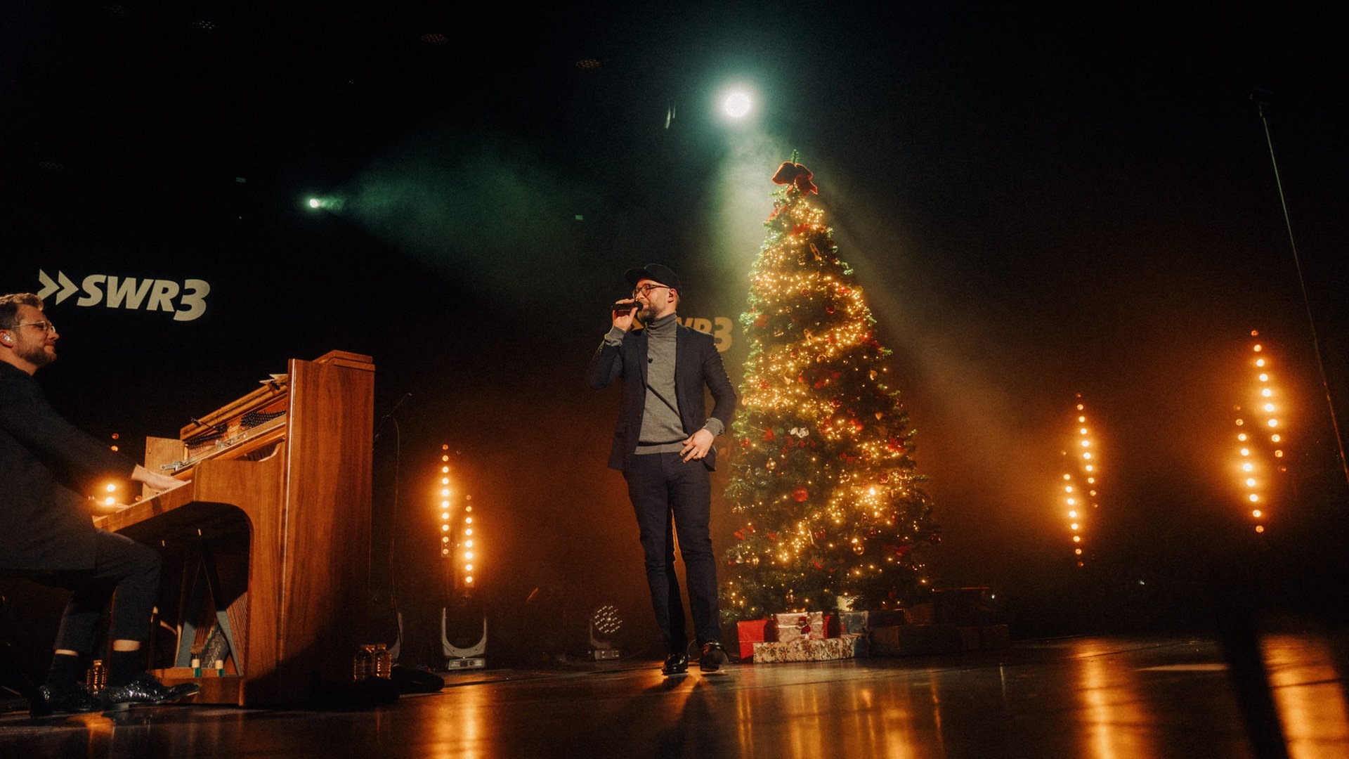 Foto: SWR3, SWR3/Niko Neithardt Mark Forster singt auf der Bühne im Theater Baden-Baden neben Weihnachtsbaum im Scheinwerferlicht (Foto: SWR3, SWR3/Niko Neithardt)