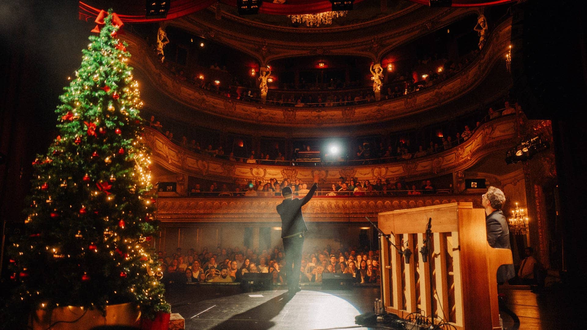 Mark Forster auf der Bühne im Theater Baden-Baden, Blick über seinen Rücken aufs Publikum (Foto: SWR3, SWR3/Nikto Neithardt)
