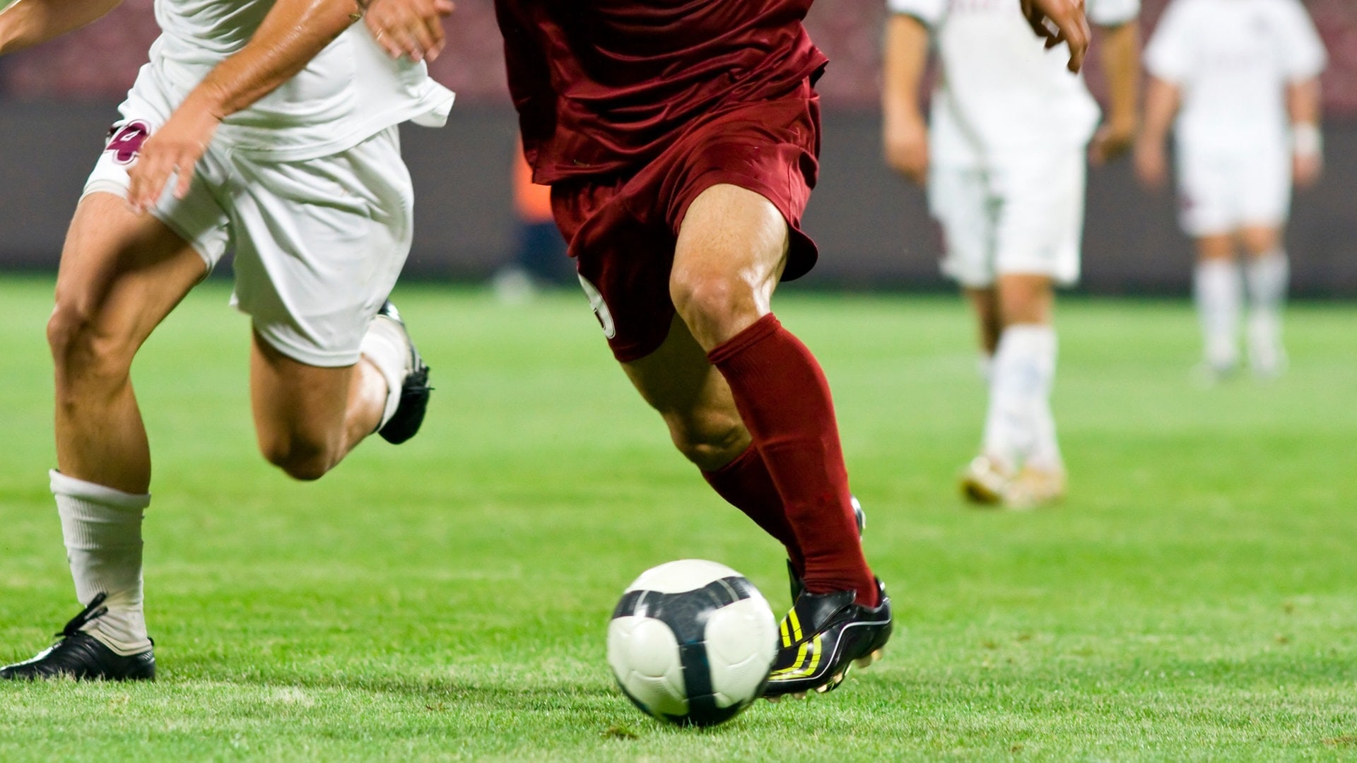 Fußballer im Zweikampf (Foto: Adobe Stock, Melinda Nagy)