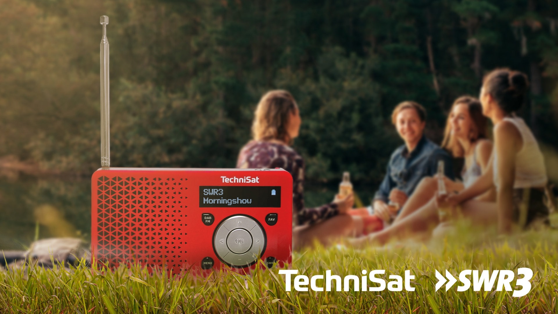 Junge Menschen sitzen mit einem DAB+-Radio auf einer Wiese. (Foto: Adobe Stock, Jacob Lund|Montage: SWR3)