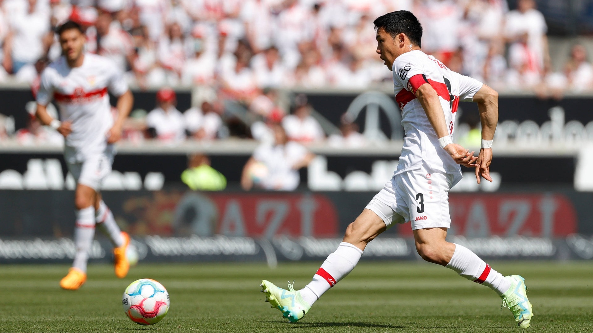 Spieler des VfB Stuttgart auf dem Platz (Foto: IMAGO, Pressefoto Baumann)