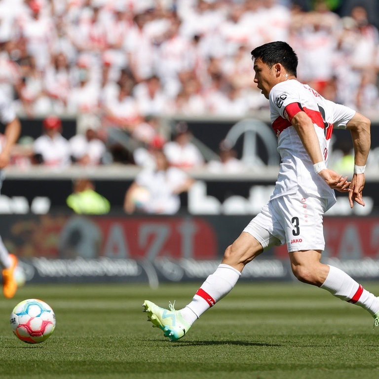 Spieler des VfB Stuttgart auf dem Platz (Foto: IMAGO, Pressefoto Baumann)