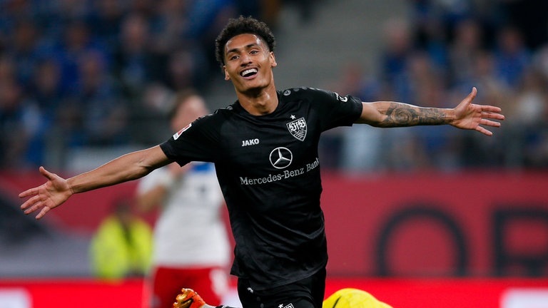 VfB-Spieler Enzo Millot beim Torjubel nach dem 1:2 Führungstreffer (Foto: picture-alliance / Reportdienste, https://img.picturealliance.sodatech.com/SUSE/wprev/411955564.jpg)